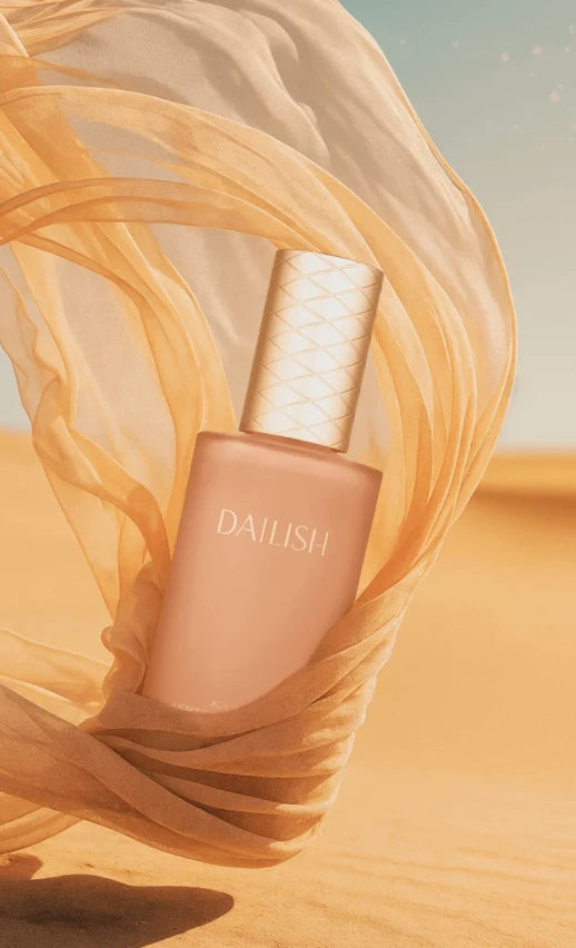 금빛 천에 둘러싸인 DAILISH 화장품