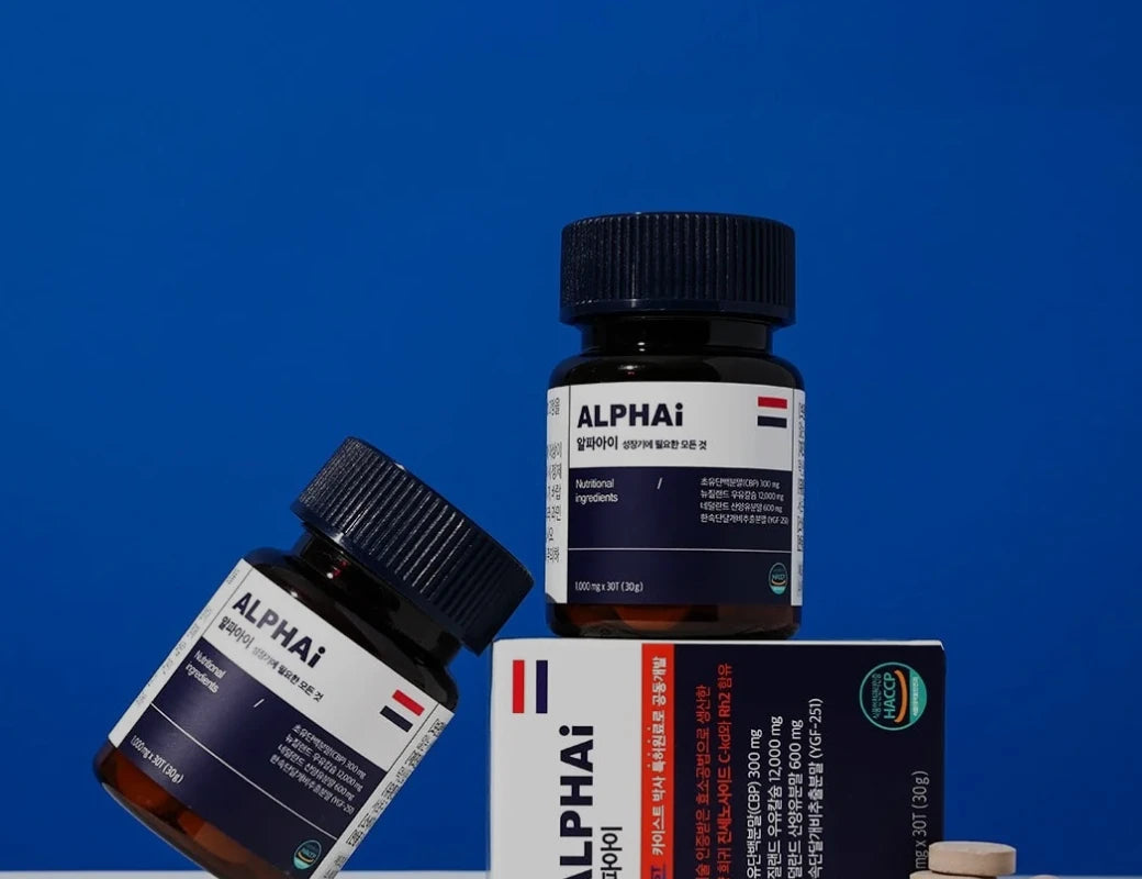 파란색 배경에 놓인 ALPHAi 제품 용기